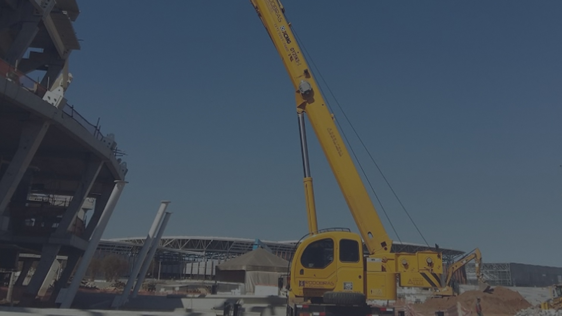 Equipe e equipamentos Rodobras — soluções em içamento e transporte especial